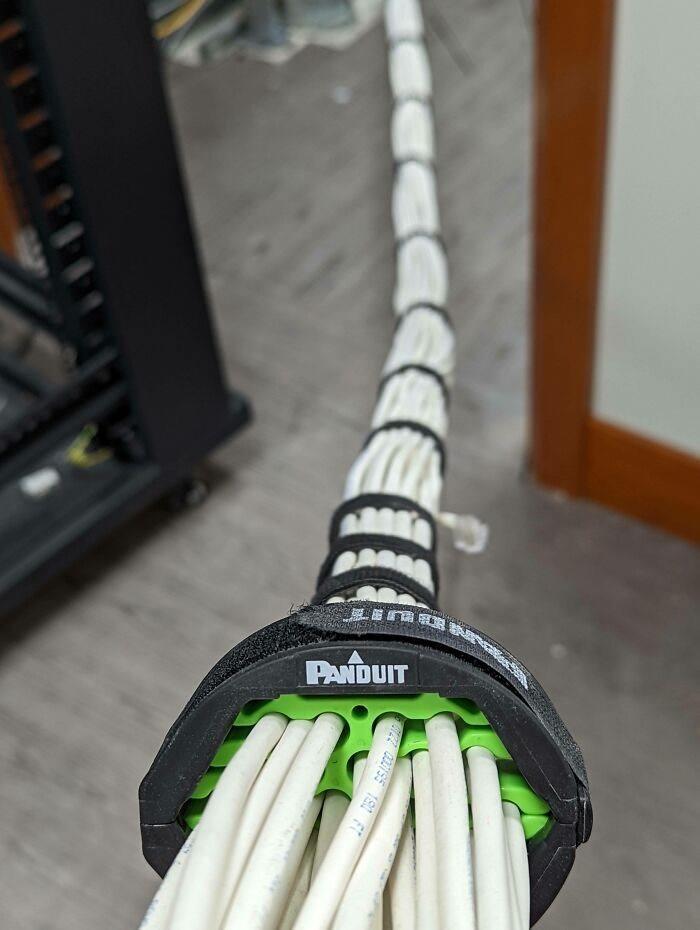 <p>Bir kablo düzenleyici.</p>
