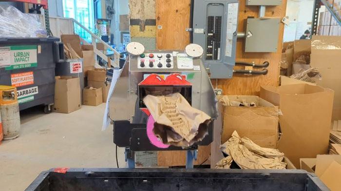 <p>Teslimatı yapılacak ürünler zarar görmesin diye kağıtları buruşturan bir makine. Bu sayede kutulardaki boşluklar kapatılacak.</p>
