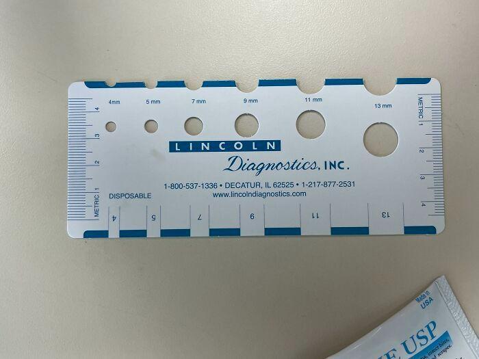 <p>Alerji testi sonucu oluşan izleri ölçmeye yarayan bir cetvel.</p>
