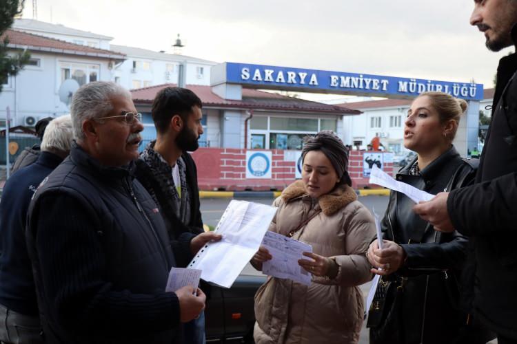 <p><strong>Bunun için Sakarya İl Emniyet Müdürlüğü’ne geldik, ifademizi vermeye. Sattığı bir daireyi 2-3 farklı kişiye satmış. 70 milyon parayı alarak kayıplara karıştı. Telefonlara cevap vermiyor, nerede olduğunu bilmiyoruz. Biz paramızı geri istiyoruz. Gelsin paramızı ödesin, gurbette kazandığım paraların hepsi elimden gitti. Hiçbir şeyim kalmadı elimde”</strong> dedi. </p>