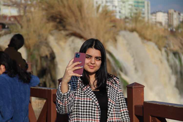 <p>"Her rengi güzel"</p>
<p>Hollanda’dan tatile gelen Demet Akpınar, kahverengide olsa Düden Şelalesi’ni çok sevdiklerini belirterek, “Memleketimizin her rengi güzel. Şelaleye bu renkte yakışmış ama mavi daha güzel olabilirdi. Ailecek geldik, çocuklarımız da çok sevdi. Şelalenin bu güzelliklerini de fotoğrafladık” dedi.</p>