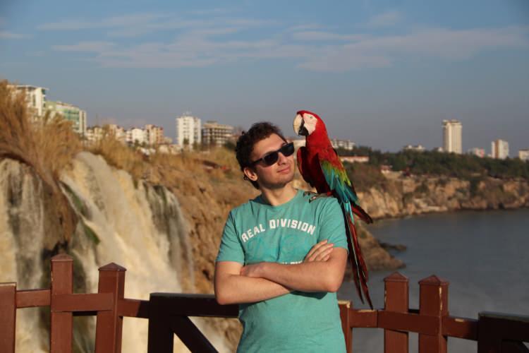 <p>Hafta sonu ve yeni yılın ilk gününün de etkisiyle bölge yerli ve yabancı ziyaretçi akınına uğradı. Şelaleyi hem turkuaz renkte gören ziyaretçiler, kahverengi anları da fotoğraflamayı ihmal etmedi. Binlerce kişi şelalenin her noktasından hatıra fotoğrafı çektirdi.</p>