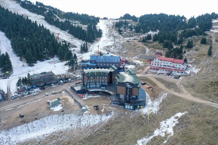 <p>Kar yetersizliği yılbaşı öncesinde rezervasyon iptallerine yol açtı. Neredeyse yılbaşında yer bulmanın imkansız olduğu Uludağ, bu yıl yaklaşık yüzde 50 doluluk oranıyla yeni yılı karşılayacak. </p>
<p> </p>
<p> </p>