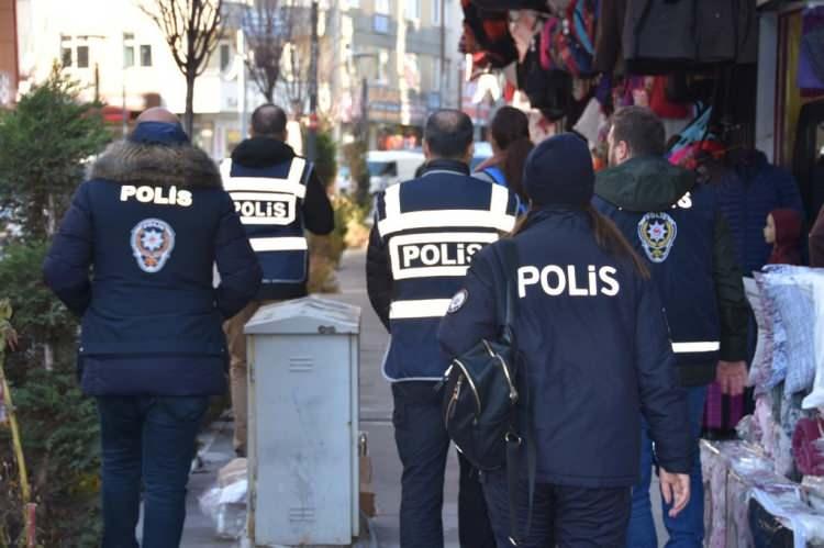 <p>Tombala ve kumar olarak tabir edilen oyunların kahvehane, kıraathane ile dernek, dernek lokali ve kooperatif adı altında faaliyet gösteren yerlerde oynatılmaması ve suç örgütlerinin gelir kapılarından birisi olan yasa dışı bahis oyunlarının engellenmesine yönelik uygulamalar artırılacak.</p>
