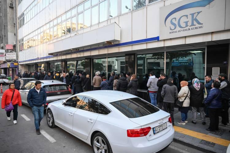 <p><strong>"Piyango oldu benim için"</strong></p>
<p>Ümraniye Sosyal Güvenlik Merkezi'ne başvuran vatandaşlar, bina önünde uzun kuyruklar oluşturdu. Bazı vatandaşlar bahçedeki masalarda, bankların üzerinde, arabaların cam ve kaportalarında borçlanma dilekçe formlarını doldurdu.</p>
<p>EYT düzenlemesinden yararlanmak için doldurduğu talep formunu SGK'ye veren 46 yaşındaki Emrah Seven, "Piyango oldu benim için. Reis'ten Allah razı olsun. Bu bizim hakkımızdı zaten." dedi.</p>