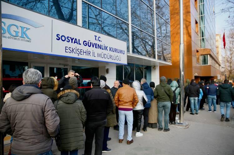 <p>Askerlik borçlanması için form dolduran Bedir Gürbüz, "Uzun zamandır bekliyorduk, Reis'ten bekliyorduk. Bakalım ne olacak? İnsanlarımıza hayırlı, uğurlu olsun." diye konuştu.</p>