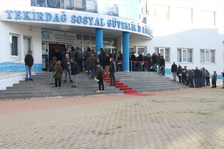 <p>SGK binası önünde bekleyen Yücel Çeştepe de yoğunluktan yakındı. Çeştepe, EYT'lilerin yıllardır seslerini duyurmaya çalıştığını dile getirdi.</p>