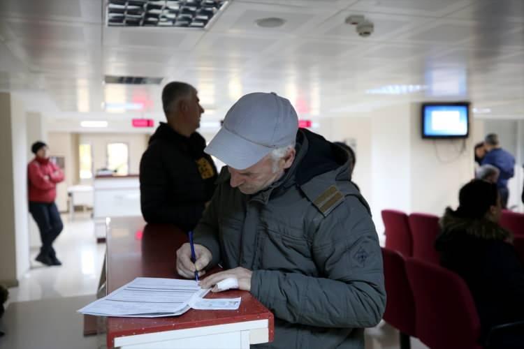 <p>Doğum borçlanması yapmak isteyen Semra Şahin de "Sabah 08.30'dan beri kuyruktayız. Emekliliğe bir yılım kaldı.<strong> Onu ödemek için buradayım. Çok mutluyum</strong>." diye konuştu.</p>

<p> </p>
