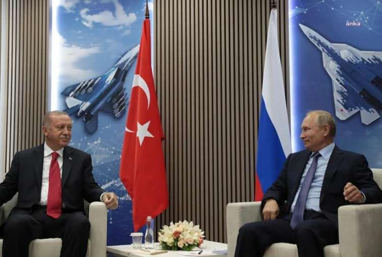 <p>Putin ve Zelenskiy ile bir araya gelebilen tek lider olarak öne çıkan Erdoğan, barış çabalarıyla gıda arzı için hayati önem taşıyan Tahıl Koridoru'nun açılmasında ve esir takasında öncü rol oynadı.</p>
