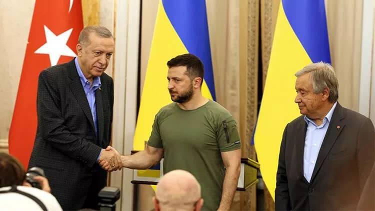 <p>Ukrayna-Rusya Savaşı'nın ardından Rusya Devlet Başkanı Vladimir Putin ve Ukrayna Devlet Başkanı Volodimir Zelenskiy ile bir araya gelebilen tek lider olarak yoğun barış diplomasisi yürüten Erdoğan, yaptığı görüşmelerle dünyada gıda arzı için hayati önem taşıyan Tahıl Koridoru'nun açılmasında önemli rol oynadı.</p>
