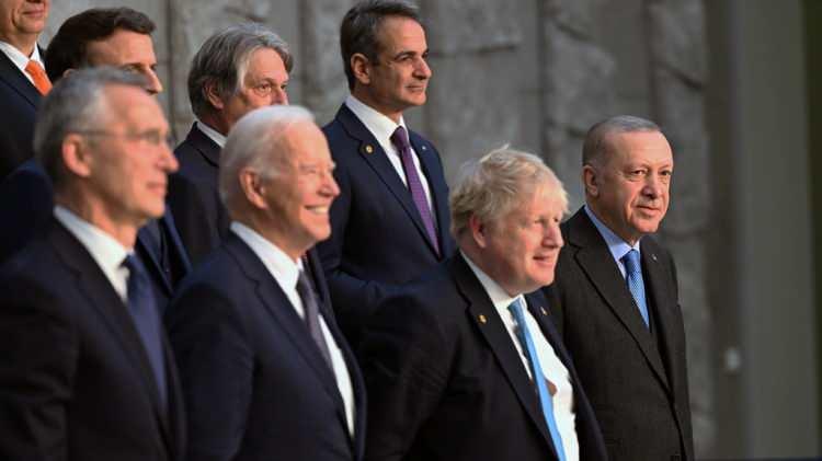 <p>NATO Olağanüstü Devlet ve Hükümet Başkanları Zirvesi'ne katılmak üzere 24 Mart'ta Belçika'nın başkenti Brüksel'e giden Erdoğan, burada Fransa Cumhurbaşkanı Emmanuel Macron, İtalya Başbakanı Mario Draghi, Estonya Başbakanı Kaja Kallas ve eski İngiltere Başbakanı Boris Johnson ile bir araya geldi.</p>
