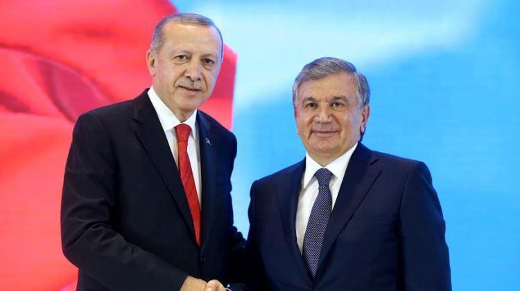 <p>Özbekistan Cumhurbaşkanı Şevket Mirziyoyev'in daveti üzerine Yüksek Düzeyli Stratejik İşbirliği Konseyi'nin ikinci toplantısı için 29-30 Mart'ta Özbekistan'ın başkenti Taşkent'e giden Cumhurbaşkanı Erdoğan, Türk İslam tarihinin önemli merkezlerinden Hive'yi de ziyaret etti.</p>
