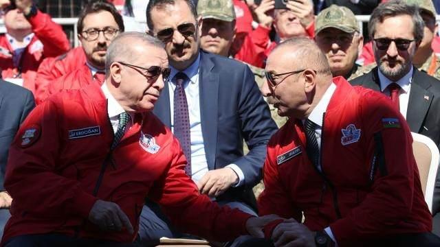 <p>Erdoğan, Azerbaycan Bağımsızlık Günü kutlamaları kapsamında 28 Mayıs'ta Bakü'de düzenlenen Havacılık, Uzay ve Teknoloji Festivali TEKNOFEST Azerbaycan'ın Seçkin Gözlemci Günü'ne katıldı ve Azerbaycan Cumhurbaşkanı İlham Aliyev ile bir araya geldi.</p>

