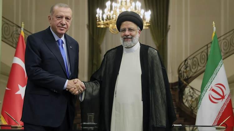 <p>İran Cumhurbaşkanı İbrahim Reisi'nin daveti üzerine 18-19 Temmuz'da İran'ın başkenti Tahran'a resmi ziyaret gerçekleştiren Erdoğan, Türkiye-İran Yüksek Düzeyli İşbirliği Konseyi Yedinci Toplantısı'na iştirak etti.</p>
