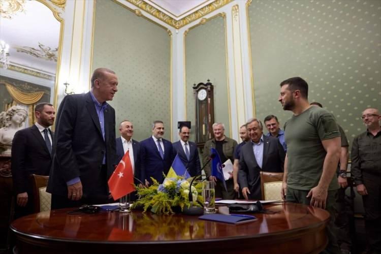<p><strong>RUSYA VE UKRAYNA ZİYARETLERİ </strong></p>

<p> </p>

<p>Rusya Devlet Başkanı Vladimir Putin ile 5 Ağustos'ta Rusya'nın Soçi şehrinde görüşen Cumhurbaşkanı Erdoğan, 18 Ağustos'ta Ukrayna'ya günübirlik çalışma ziyareti gerçekleştirerek Lviv kentindeki Potoçki Sarayı'nda Ukrayna Devlet Başkanı Zelenskiy ile bir araya geldi.</p>
