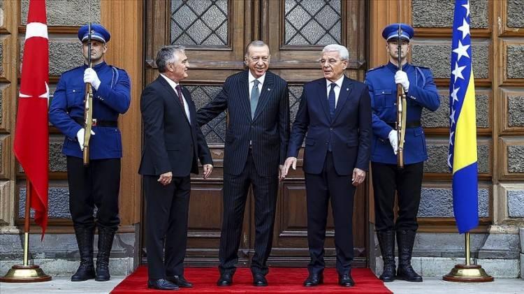 <p>Eylül ayında Balkan ülkeleri turuna çıkan Erdoğan, 6 Eylül'de Bosna-Hersek'e, 7 Eylül'de Sırbistan'a, 8 Eylül'de de Hırvatistan'a gitti.</p>
