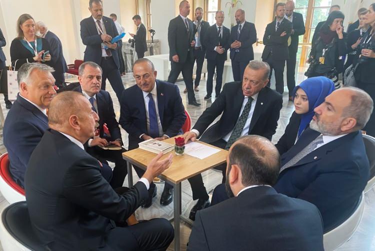 <p><strong>AVRUPA SİYASİ TOPLULUĞU TOPLANTISI</strong></p>
<p> </p>
<p>Avrupa Siyasi Topluluğu toplantısına katılmak için 6 Ekim'de Çekya'ya giden Erdoğan, toplantı öncesinde Azerbaycan Cumhurbaşkanı Aliyev ve Ermenistan Başbakanı Nikol Paşinyan ile sohbet etti. Cumhurbaşkanı Erdoğan, Fransa Cumhurbaşkanı Macron, Bulgaristan Cumhurbaşkanı Rumen Radev, İspanya Başbakanı Pedro Sanchez, Macaristan Başbakanı Viktor Orban, Çekya Başbakanı Petr Fiala ve AB Komisyonu Başkanı Ursula von der Leyen ile bir araya geldi.</p>