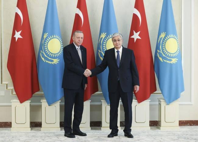 <p>Türkiye-Kazakistan Yüksek Düzeyli Stratejik İşbirliği Konseyi 4. Toplantısı ile Asya'da İşbirliği ve Güven Artırıcı Önlemler Konferansı'na katılmak üzere 12-13 Ekim'de Kazakistan'ın başkenti Astana'ya giden Erdoğan, Kazakistan Cumhurbaşkanı Kasım Cömert Tokayev, Özbekistan Cumhurbaşkanı Şevket Mirziyoyev,Rusya Devlet Başkanı Vladimir Putin, Belarus Cumhurbaşkanı Aleksandr Lukaşenko ve Vietnam Başkan Yardımcısı Vo Thi Anh Xuan ile görüştü.</p>