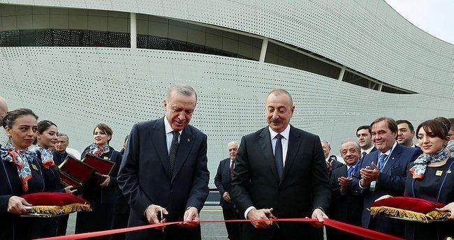 <p>Azerbaycan Cumhurbaşkanı Aliyev davetiyle Azerbaycan'ın işgalden kurtarılan topraklarında Türk firmalarının da katkılarıyla inşa edilen ikinci havaalanı olan Zengilan Uluslararası Havaalanı'nın açılış törenine katılmak üzere 20 Ekim'de Azerbaycan'a giden Erdoğan, Aliyev ile Dost Agropark Zengilan Akıllı Tarım Köyü Projesi'nin ilk etabının da açılışını gerçekleştirdi.</p>
