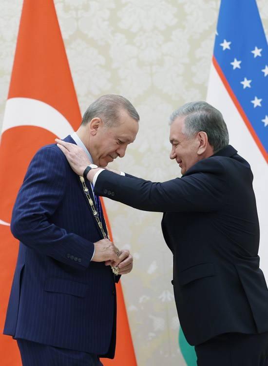<p>Türk Devletleri Teşkilatı 9. Zirvesi'ne katılmak için 10-11 Kasım'da Özbekistan'ın Semerkant şehrine giden Cumhurbaşkanı Erdoğan'a Özbekistan Cumhurbaşkanı Mirziyoyev tarafından Yüksek Düzeyli İmam Buhari Nişanı takdim edildi.</p>