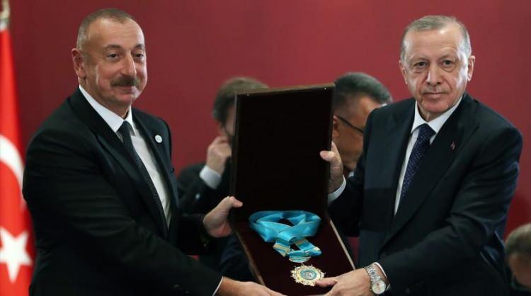 <p>Türk dünyasına hizmetlerinden dolayı "Türk Dünyası Ali Nişanı" da tevcih edilen Erdoğan, ikili temasları kapsamında, Azerbaycan Cumhurbaşkanı Aliyev, Macaristan Başbakanı Viktor Orban ve Türkmenistan Ulusal Konseyi Halk Maslahatı Başkanı, eski Türkmenistan Cumhurbaşkanı Kurbankulu Berdimuhamedov ile görüştü.</p>