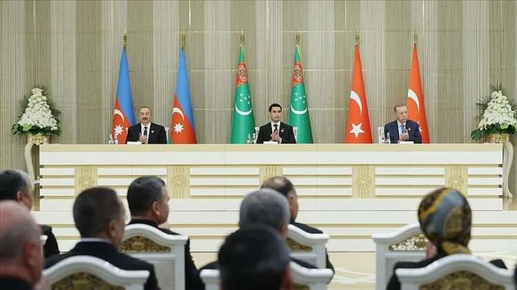 <p>Türkiye-Azerbaycan-Türkmenistan Devlet Başkanları Zirvesi'ne katılmak için 13-14 Aralık'ta Türkmenistan'a giden Erdoğan, Türkmenistan Ulusal Konseyi Halk Maslahatı Başkanı, eski Türkmenistan Cumhurbaşkanı Kurbankulu Berdimuhamedov, Türkmenistan Devlet Başkanı Serdar Berdimuhammedov ve Azerbaycan Cumhurbaşkanı Aliyev ile bir araya geldi.</p>
