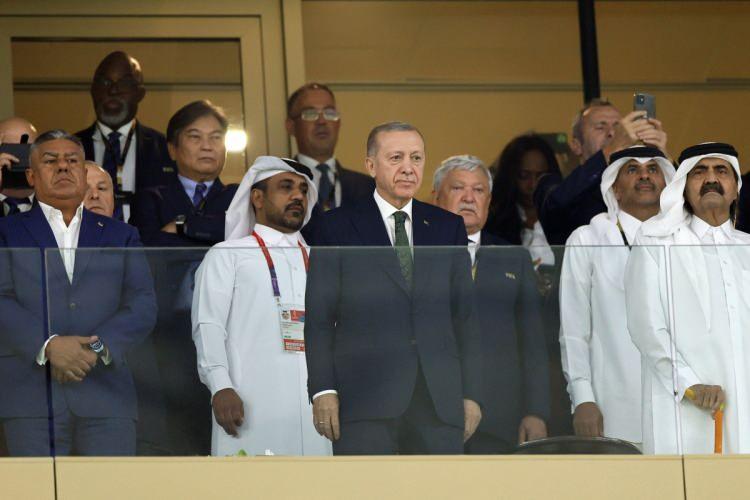 <p>Cumhurbaşkanı Erdoğan, 18 Aralık'ta Katar Emiri Şeyh Temim bin Hamed El Sani’nin daveti üzerine gittiği Doha’da, konuk devlet ve hükümet başkanları ile 2022 FIFA Dünya Kupası Kapanış Töreni'ne katıldı.</p>