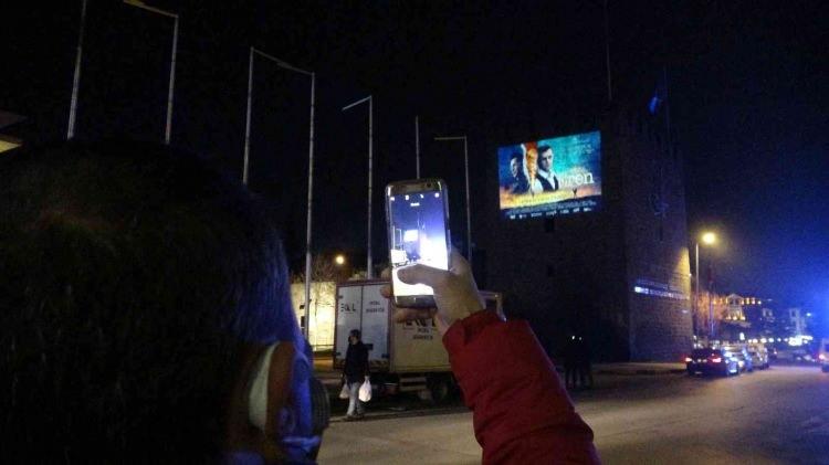 <p><strong>TRABZON</strong></p>
<p>Trabzon'un Maçka ilçesinde 11 Ağustos 2017'de teröristlerle kahraman Mehmetçik'in girdiği çatışmada şehit olan Eren Bülbül'ün doğum günü, TRT tarafından tarihi Trabzon Kalesi surlarına yansıtılan "Kesişme; İyi ki Varsın Eren" filminin fragmanı ve "İyi ki Doğdun Eren", "İyi ki Varsın Eren" yazılı video gösterisiyle kutlandı.</p>