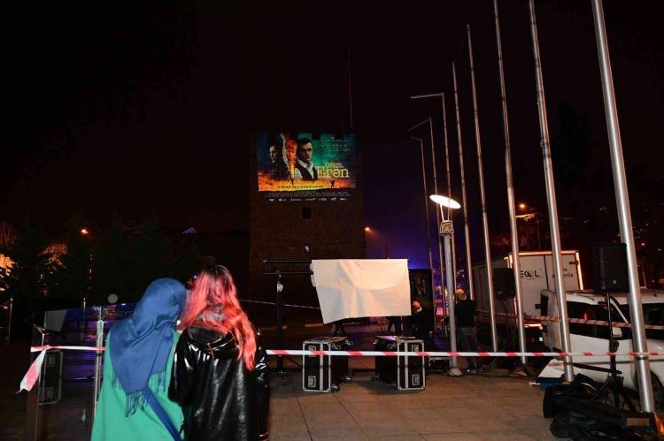 <p>Görüntülerde, Maçka'da 11 Ağustos 2017'de teröristlerle kahraman Mehmetçik'in girdiği çatışmada şehit olan Eren Bülbül ve Astsubay Kıdemli Başçavuş Ferhat Gedik'in öyküsünü anlatan "Kesişme; İyi ki Varsın Eren" filminin fragmanının yanı sıra "İyi ki Doğdun Eren" ve "İyi ki Varsı Eren" yazılı video gösterisi yer aldı.</p>
<p> </p>