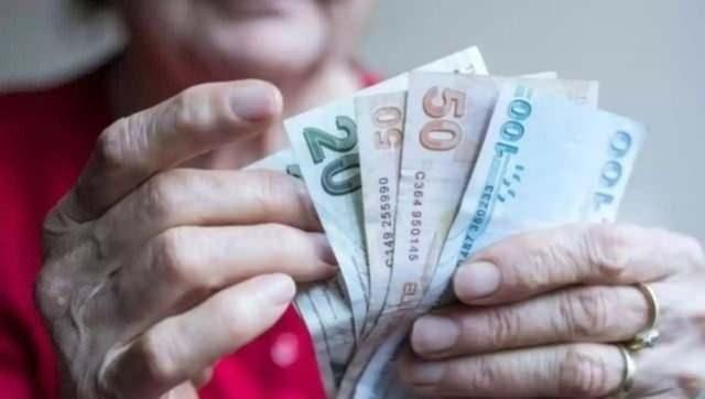 <p>Ben de insanlarımıza teşekkür ediyorum. Bu bizim sorumluluğumuz, sayın cumhurbaşkanımız bu görevi bana verdi. Kuyrukların oluşmasına ihtiyaç yok henüz. Yasalaştıktan sonra başvurular kabul edilecek. </p>
