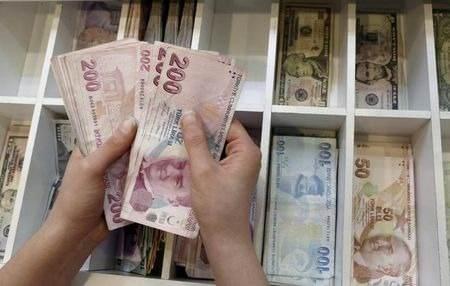 <p>TC kimlik numarası, ad-soyad bilgileri ve ikametgah adresi ekrana otomatik geliyor.</p>

<p>Maaş ödemesinin yapılacağı banka seçilerek açıklama kısmına bankanın talep edilen şubesi yazılacak.</p>
