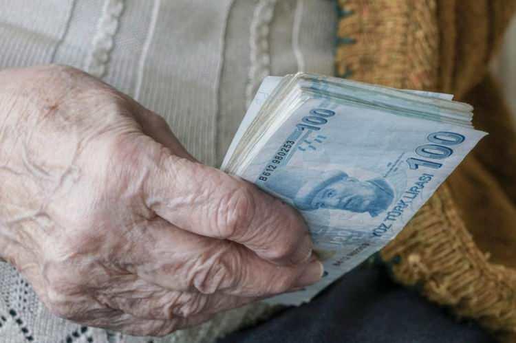 <p> Ancak tüm bunlara rağmen Sosyal Güvenlik Kurumlarında ise yoğunluk devam ediyor. Eksik primlerini tamamlamak isteyenlerin daha ucuz borçlanma yapabilmesi için vakit daralıyor. </p>
