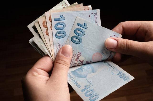 <p><strong>SGK'DAN EYT BAŞVURUSU İÇİN REHBER</strong></p>

<p><br />
Kimi askerlik borçlanması, kimi de doğum borçlanması için SGK’nın kapısını çalacak. SGK önlerinde yoğun kuyruklar oluşmasını önlemek isteyen kurum yeni bir duyuru yaptı.</p>
