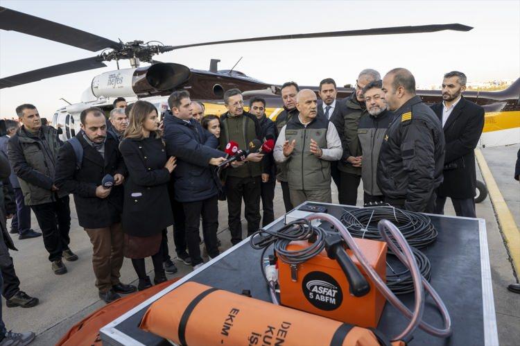 <p>Bakan Kirişci, orman yangınlarıyla mücadelede kapasite artırımı ve teknoloji geliştirme odaklı bir strateji izlediklerini belirterek, "Geçtiğimiz yıl 39 olan helikopter sayımızı 55'e, uçak sayımızı 3'ten 20'ye, İHA sayımızı 4'ten 8'e yükselttik. Ayrıca rezerv güç olarak 25 helikopter, 2 uçak ve 2 İHA hazır biçimde beklemektedir. Yangına ilk müdahale süremiz 10 dakikalara inmiş durumda" ifadelerini kullandı.</p>