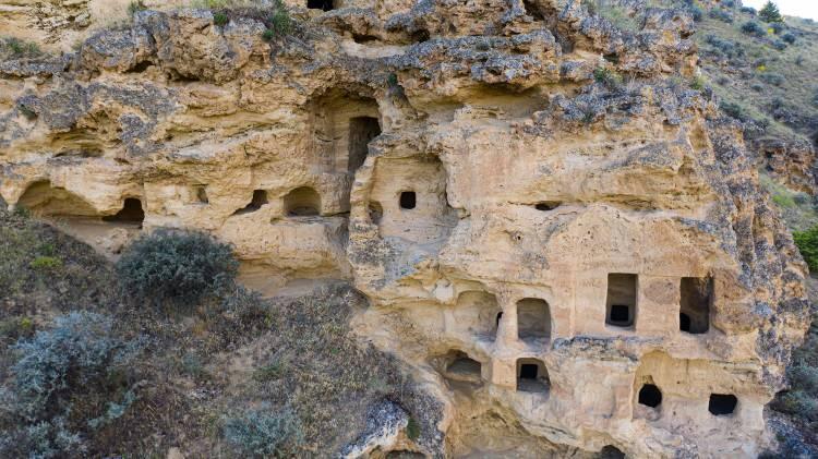 <p>Özellikle Sivas dışında yaşayan vatandaşlarımızın, hemşerilerimizin hasretini gidermesine de vesile oluyor. Veriler toplandıktan sonra visitsivas.com adresinde her ilçe için ayrı ayrı bölümler açılarak oradan da vatandaşlarımız izleme imkanı bulacak. Dijital bir dönüşüm var ve çağa ayak uydurmak lazım. </p>
