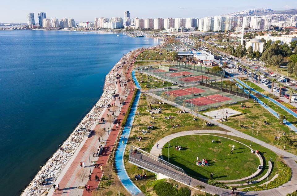 <p>Bazı vatandaşlar deniz kıyısında yürüyüş yaparken, bazıları da bisikletlerle gezdi. Çocuk parkları da çocuklarını eğlendirmek isteyen ailelerle doldu. </p>
