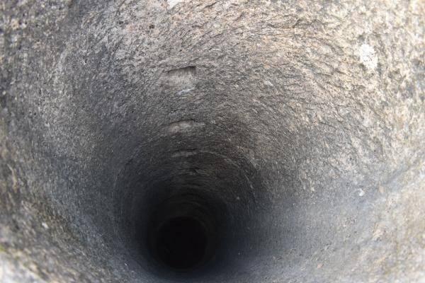 <p>Bunun için Artuklular döneminde şehre 6 kilometre mesafedeki dağlık alandan tatlı su alınarak yer yer topoğrafik yapıya uygun bir şekilde dehliz şeklinde tüneller veya açık alanda kayanın oyulması ile elde edilmiş kanal veya kagir örme duvar kanallar yapılarak kaleye su getirilmiştir. </p>