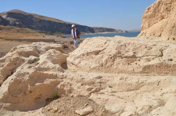 <p>Şeddad, kalenin doğusundan bir alandan alınan suyun kale meydanına kadar nakledildiğinden bahsetmektedir. </p>