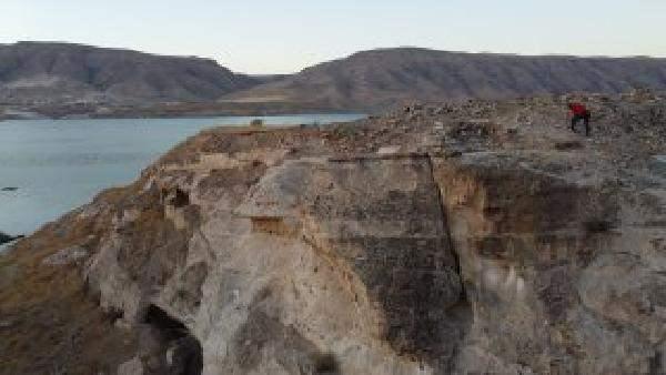 <p>Bu ise özellikle Şap vadisi gibi bir vadi üzerinden muhtemelen bir köprü veya buna benzer bir sistem kurularak su alçak seviyeden yüksek seviyeye çıkarılmıştır ki bunun için muhtemelen ‘kapiler su kuvveti’ dediğimiz ince borulardan faydalanılarak dönemin künk borularıyla kaleye su çıkarmış olmalarıdır. Bu bağlamda 1330’lu yıllarda Eyyubiler döneminde Hasankeyf’te yapılan su kanalı, bunun aslında Artuklular döneminde yapıldığını göstermesi açısından önemlidir" diye konuştu.</p>