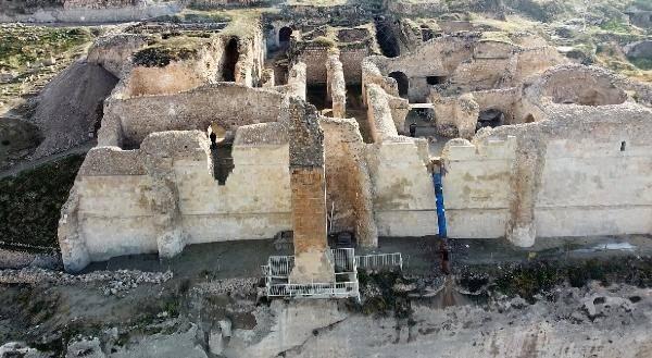<p>Cumhurbaşkanlığı Kararnamesi ile 2021’de Hasankeyf'te görevlendirildikten sonra özellikle hafta sonlarında boş kalan zamanlarında yüzey araştırması yaptıklarını söyleyen Doç. Dr. Erdal, "Kazıda görevli olan arkadaşlarla, öğrencilerle beraber arazide yüzey araştırması tarzında çeşitli etkinlikler gerçekleştirdik. Bu etkinlik çerçevesinde kanalı tespit ettik. </p>