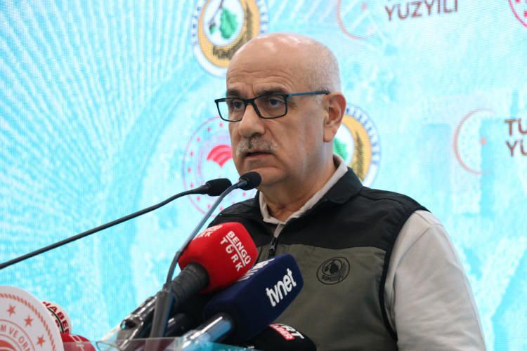 <p>Kirişci, yangınların söndürülmesinde en önemli güç olan karadan müdahale ekiplerini önemli ölçüde artırdıklarını aktararak, yangınlara karşı profesyonel mücadele edecek, özel eğitimlerden geçen 462 kişilik ORKUT ekiplerini kurduklarını anımsattı.<br />
<br />
Bakan Kirişci, karadan müdahale kapasitesinin artırıldığının altını çizerek, "1350 olan arazöz sayımızı 1565'e, 692 olan iş makinesi sayımızı 756'ya, 2 bin 270 olan ilk müdahale aracımızı 2 bin 295'e, 21 bin olan personel sayımızı 25 bine, 20 bin olan gönüllü sayımızı 113 bine çıkararak mücadele kapasitemizi ciddi oranda arttırdık" dedi.</p>