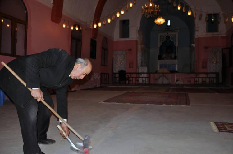 <p>37 yıl önce ailesi ile birlikte göçtüğü İstanbul'dan Mardin'e geri dönen Ermeni vatandaşı Zekeriya Sabuncu, 372 yıllık tarihe sahip Surp Kevork Kilisesi'nin temizliği ile bakımını tek başına üstleniyor.</p>

<p> </p>
