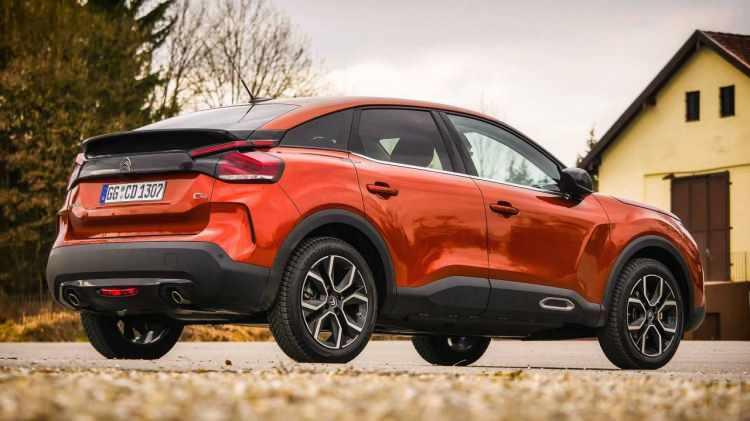 <p><strong>Citroen C4</strong>’ün 130 beygir güç ve 300 Nm tork üreten dört silindirli 1,5 litrelik dizel ünitenin karma yakıt tüketimi 100 km’de <strong>3,8 litre</strong> (fabrika verilerine göre).</p>
