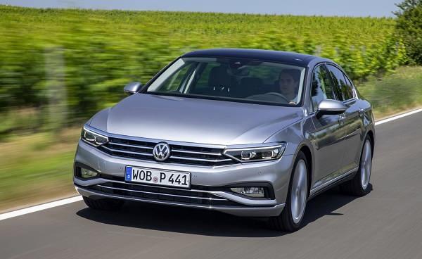 <p><strong>Volkswagen Passat</strong>’ın 150 beygir güç ve 340 Nm tork üreten dört silindirli 2,0 litrelik dizel ünitenin karma yakıt tüketimi 100 km’de <strong>3,9 litre</strong> (fabrika verilerine göre).</p>