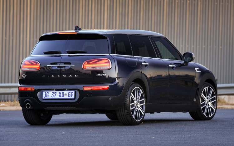 <p>Mini Cooper Clubman’in 116 beygir güç ve 270 Nm tork üreten üç silindirli 1,5 litrelik dizel ünitenin karma yakıt tüketimi 100 km’de <strong>4,1 litre</strong> (fabrika verilerine göre).</p>