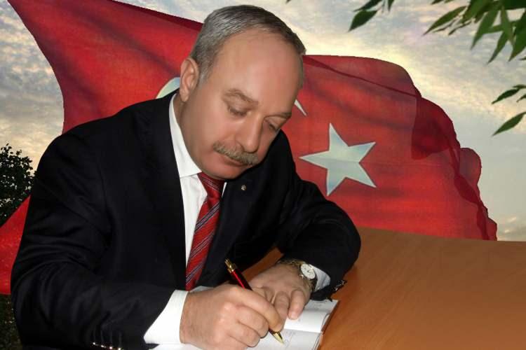 <p>Vedasını sosyal medya hesabı üzerinden duyuran siyasetçi, 'koltuk' atıfında bulunarak tartışmalara bir yenisini daha ekledi.</p>
