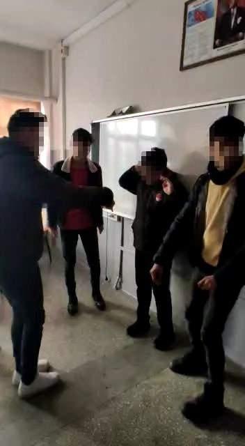 <p>Zonguldak'ın Ereğli ilçesinde bir lisede öğrenciler, sınıf arkadaşlarını tokat ve tekme atıp dövdü, ardından şınav çektirdi ve ortalarına alıp zorla oyun oynattı. </p>
