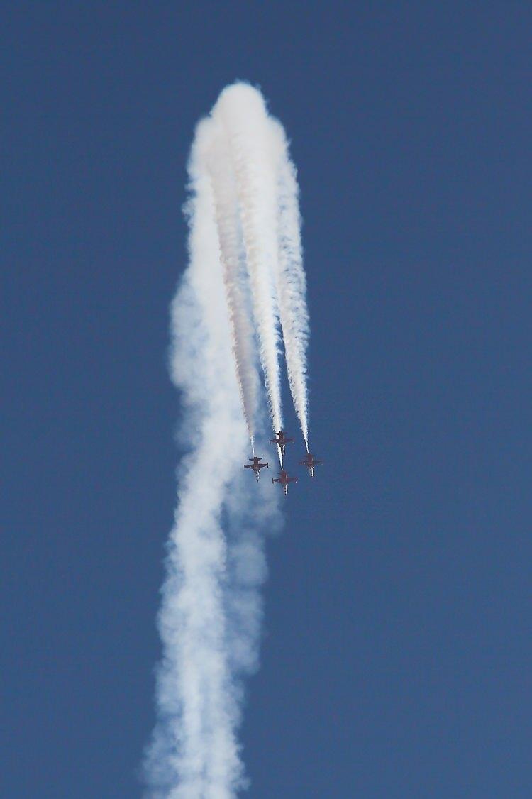 <p>Türk Yıldızları akrobasi timinde görev alacak pilotların çok özel eğitimlerden geçtiğini belirten 3 Numara İç Kanat Uçucusu Binbaşı Kürşat Kömür, “Filomuza yeni atanan pilotlar öncelikle NF-5 2000 tip uçak eğitimi, takiben temel akrotim eğitimi ve uçacakları pozisyon ile ilgili çeşitli eğitimler almaktadır. Zorlu geçen yaklaşık 1 yıllık bu eğitimin sonunda gösterilere çıkmaya hak kazanmaktadır. Takiben ilerleyen süreçte yaptığımız eğitim uçuşları ve gösterilerle tecrübesini geliştirmektedir” ifadelerini kullandı.</p>