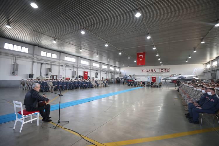 <p>Akar ve Türk Silahlı Kuvvetleri komuta kademesinin, inceleme ve denetlemelerde bulunduğu birlikte Mehmetçiğe bir de sürprizi oldu.</p>
