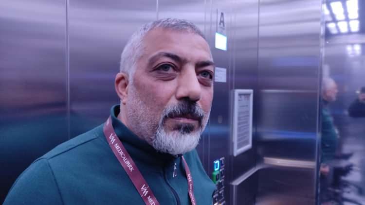 <p>Başımdan ilginç olaylar da geçiyor. Burada 2 metrekarelik alanda çalışmaktan sıkılıyorum, ama ekmek parası için mecburen katlanıyoruz" dedi.</p>
